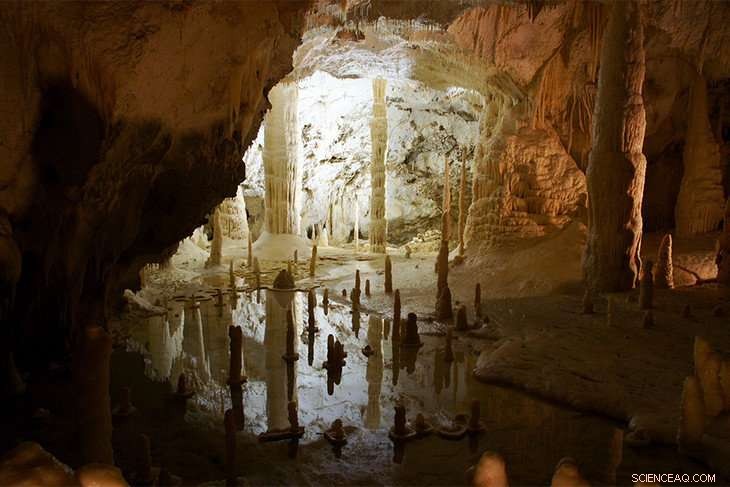 How a Deep Italian Cave Sheds Light on Detecting Life on Mars