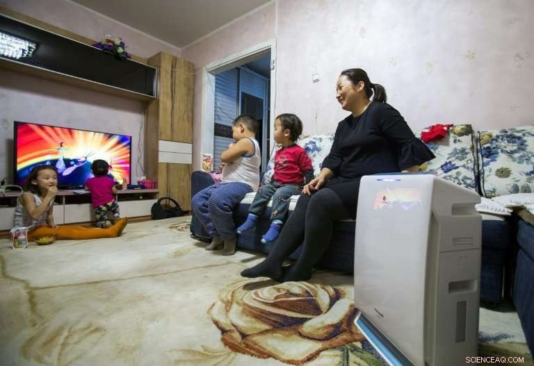 Mongolians Sip Oxygen Cocktails to Combat Heavy Smog