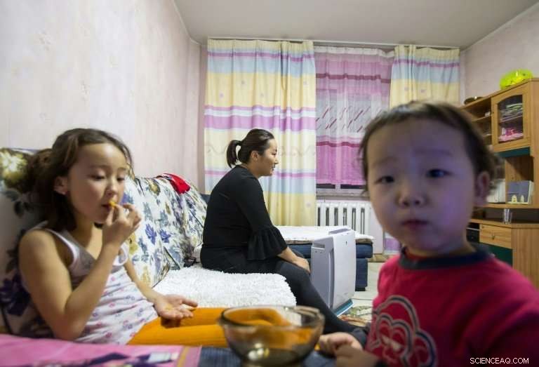 Mongolians Sip Oxygen Cocktails to Combat Heavy Smog