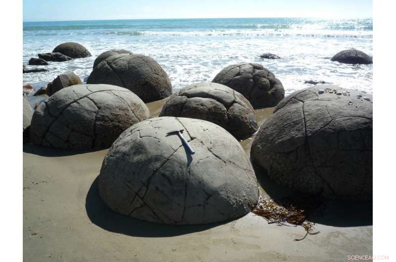 New Research Deciphers Rapid Formation of Giant Carbonate Concretions
