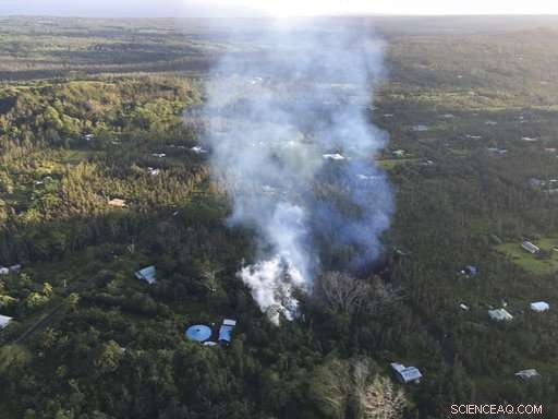 Volcanic Fire Curtain Forces Mass Evacuation in Hawaii