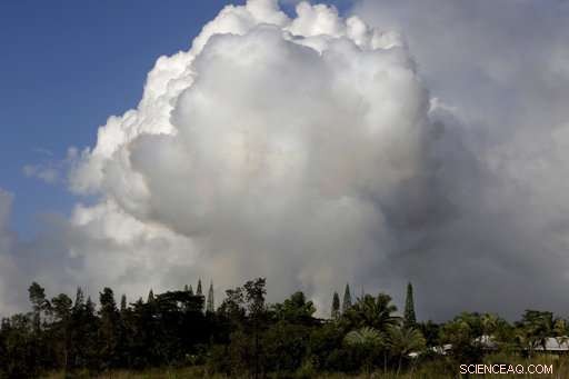 New Lava Fissure in Hawaii Triggers Additional Evacuations