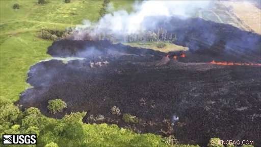 Hawaii Volcano Erupts for Second Week, New Cracks Emit Lava