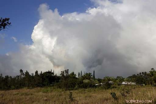 Hawaii Volcano Erupts for Second Week, New Cracks Emit Lava