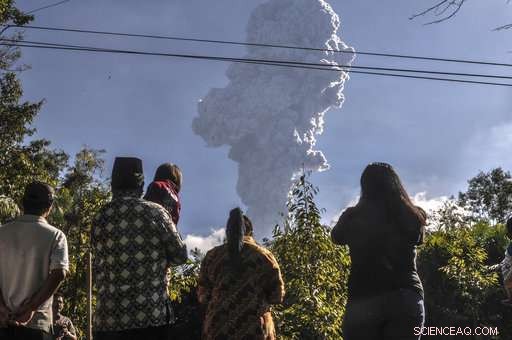 Indonesia s Merapi Volcano Erupts, Sending 6‑Km Ash Column into the Sky