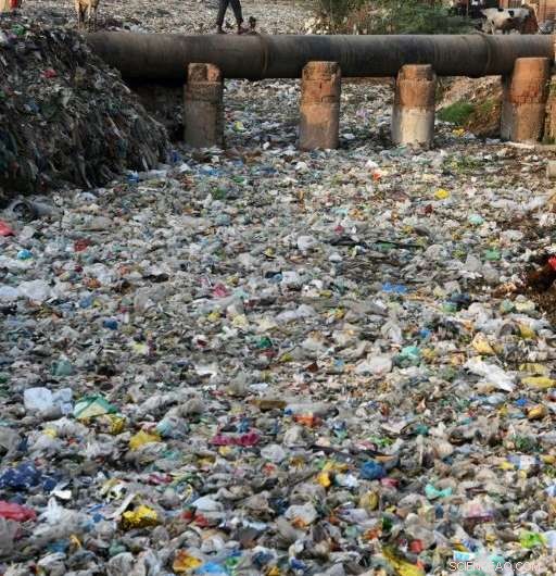 Taimur Nagar Slum Overwhelmed by Plastic Waste Amid India s Environmental Day Focus