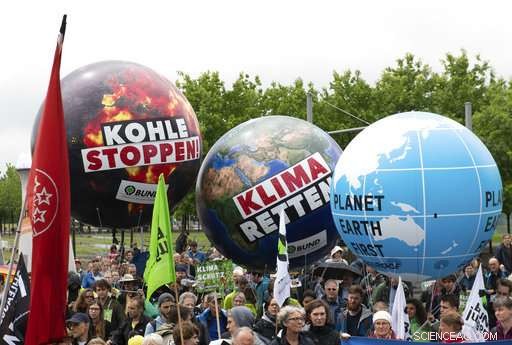 Hundreds in Berlin Rally to End Coal Burning