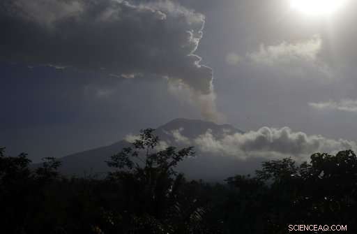 Bali Airport Shuts Amid Mount Agung s 8,200‑ft Ash Column