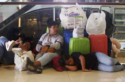 Bali Airport Reopens After Mount Agung Ash Threat, Thousands Stranded