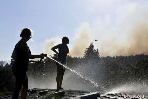 Oregon Wheat Farmers Fight Wildfire Threatening Crops