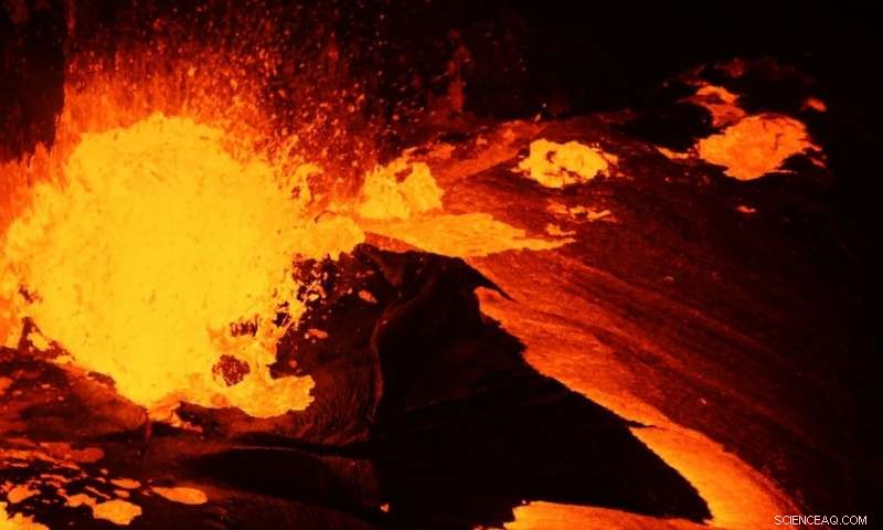 How Bubble Size Shapes Volcanic Gas Composition—and What It Means for Eruption Monitoring