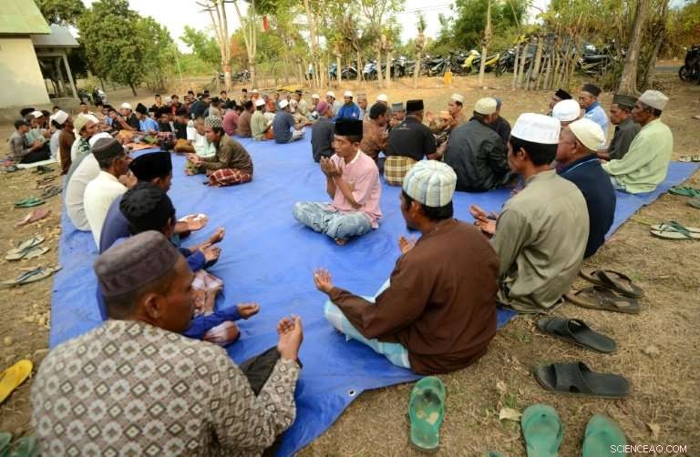 Aftershock Shakes Survivors in Indonesia Following Deadly Quake