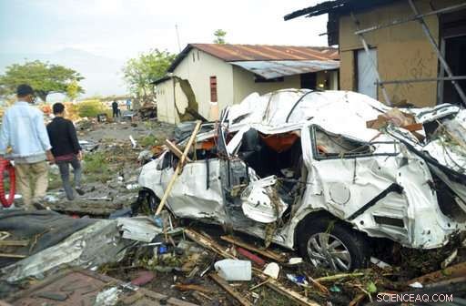 Indonesia Tsunami: Death Toll Nears 400, Likely to Rise