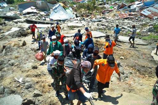 Palu, Indonesia, Commences Mass Burials as Death Toll Surpasses 840