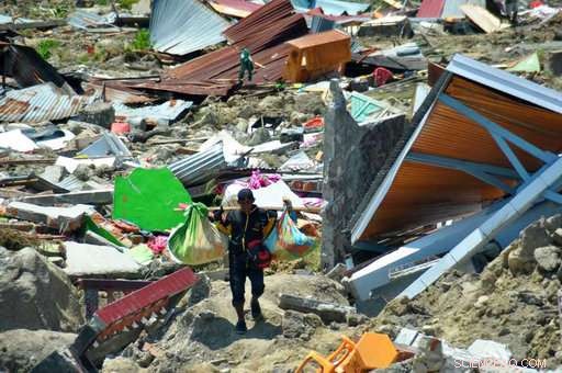 Palu, Indonesia, Commences Mass Burials as Death Toll Surpasses 840