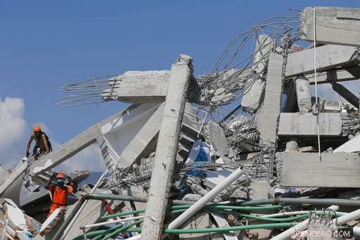 Palu, Indonesia, Commences Mass Burials as Death Toll Surpasses 840