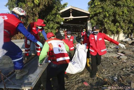Palu, Indonesia, Commences Mass Burials as Death Toll Surpasses 840