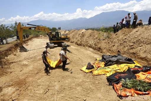 Palu, Indonesia, Commences Mass Burials as Death Toll Surpasses 840