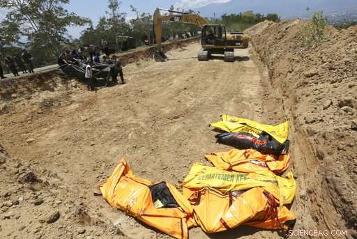 Palu, Indonesia, Commences Mass Burials as Death Toll Surpasses 840