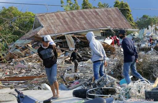 Palu, Indonesia, Commences Mass Burials as Death Toll Surpasses 840
