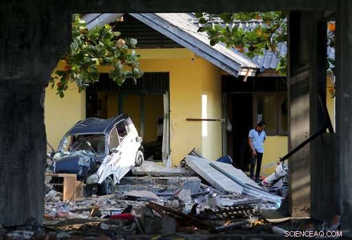 Palu, Indonesia, Commences Mass Burials as Death Toll Surpasses 840