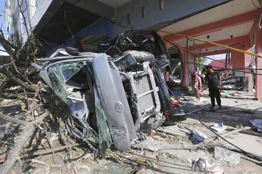 Palu, Indonesia, Commences Mass Burials as Death Toll Surpasses 840