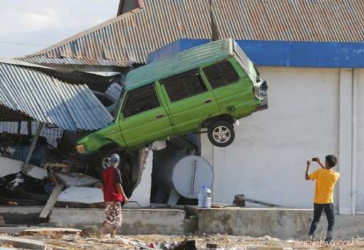 Palu, Indonesia, Commences Mass Burials as Death Toll Surpasses 840