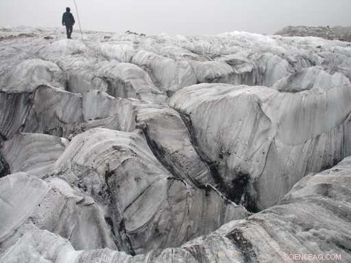 Rapidly Melting Glacier in China Attracts Tourists Amid Growing Climate Concerns