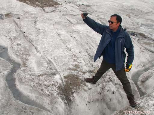 Rapidly Melting Glacier in China Attracts Tourists Amid Growing Climate Concerns