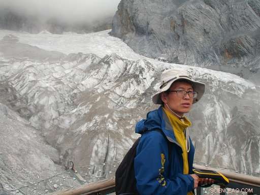 Rapidly Melting Glacier in China Attracts Tourists Amid Growing Climate Concerns