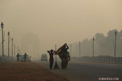New Delhi Suffers Hazardous Smog After Diwali Festivities
