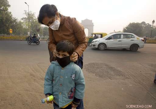 New Delhi Suffers Hazardous Smog After Diwali Festivities