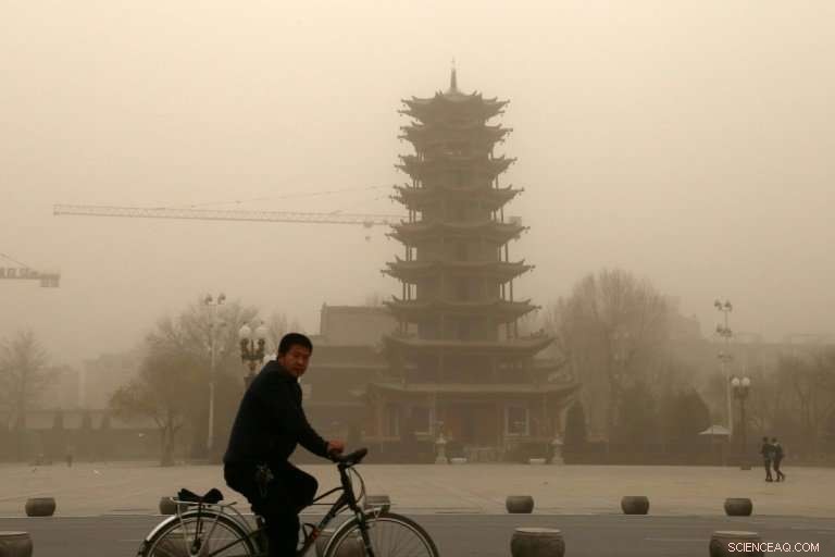 Massive Sandstorm Engulfs Northwest China as Beijing Suffers from Dense Smog