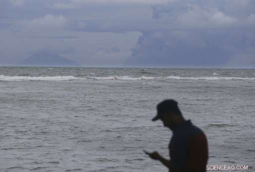 Adverse Weather Delays Inspection of Indonesia s Volcanic Tsunami Site