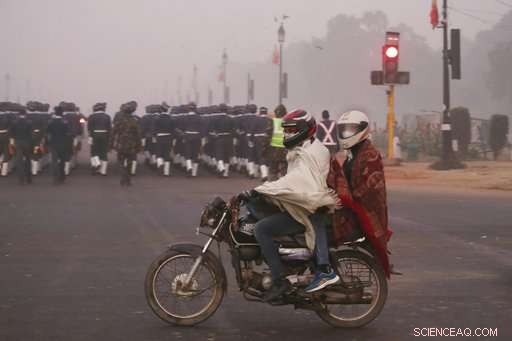Indian Firefighters Take on New Delhi s Air Pollution Crisis