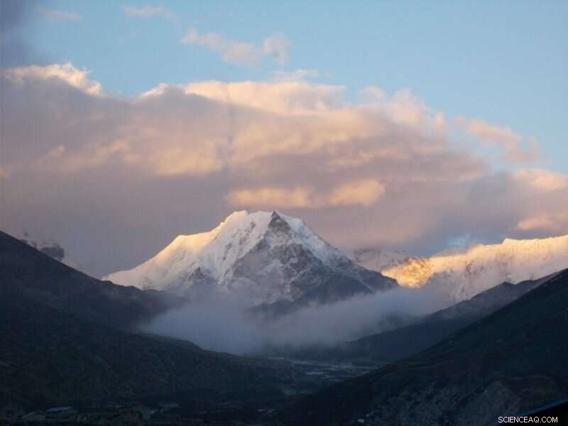 Himalayan Winds Drive Cloud Transport and Water Redistribution for 1 Billion People