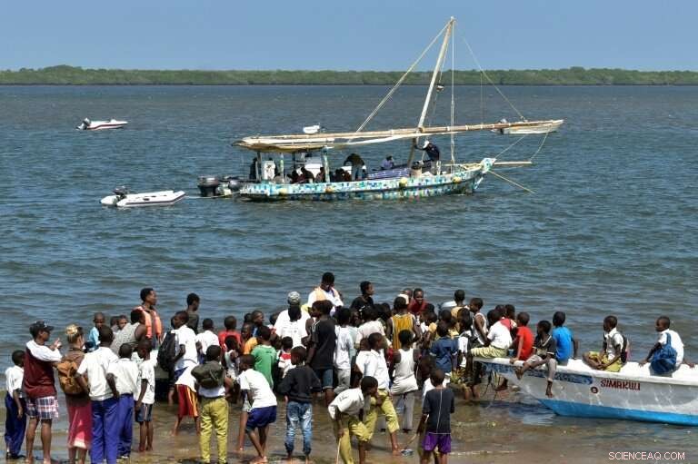 Kenyan Dhow Covered in Plastic Flip‑Flops Sails Coast, Spotlighting Waste Crisis