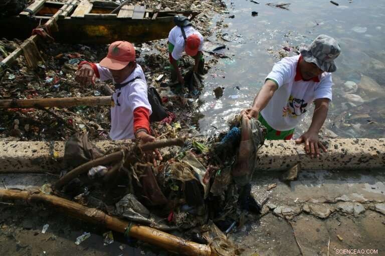 Indonesian Volunteers Clean Beaches, One Sandal at a Time