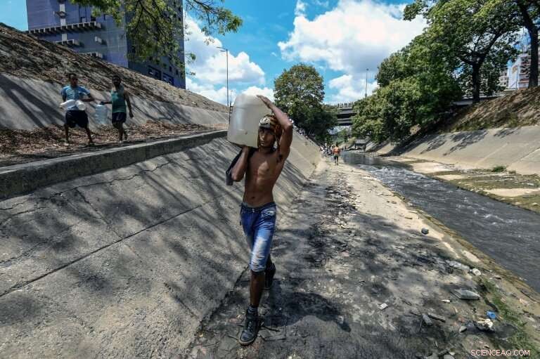 Caracas Residents Grapple with Water Crisis Amid Prolonged Power Outages