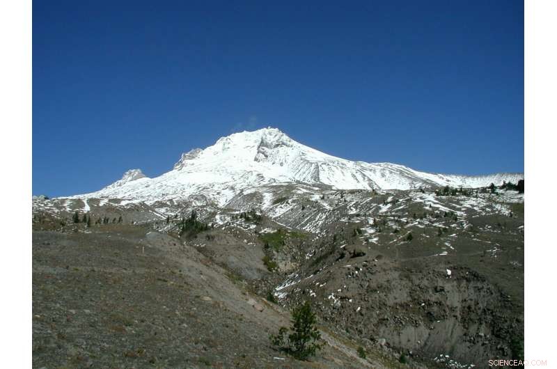 Experts Urge Comprehensive Studies of Cascade Volcanoes