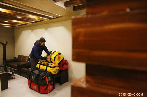 U.S. Researchers Scale Everest to Gather Critical Climate Data