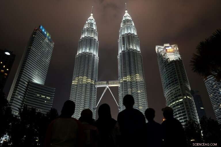 Global Landmarks Dim Lights for Earth Hour’s Extinction Awareness Campaign