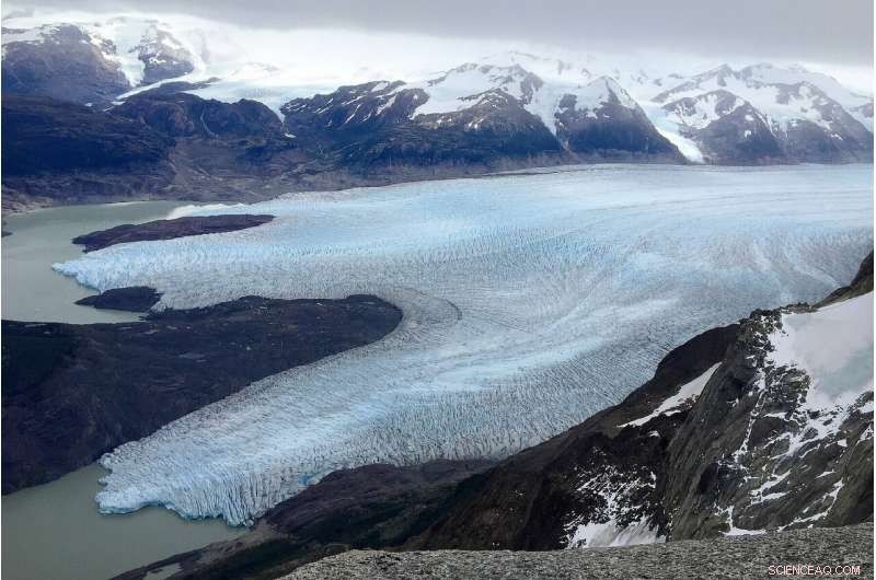 Scientists Discover Underwater Ice Terrace at Grey Glacier’s Front Using Sonar