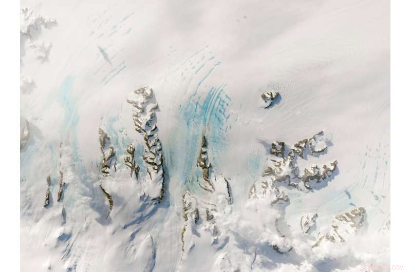 Autumn Warm Winds Threaten Integrity of Antarctica s Larsen C Ice Shelf
