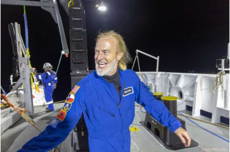 Dallas Entrepreneur Breaks Record, Reaches Mariana Trench s Bottom in Historic Dive
