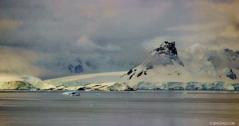Granada Scientists Capture New Images of Antarctic Submarine Volcanoes