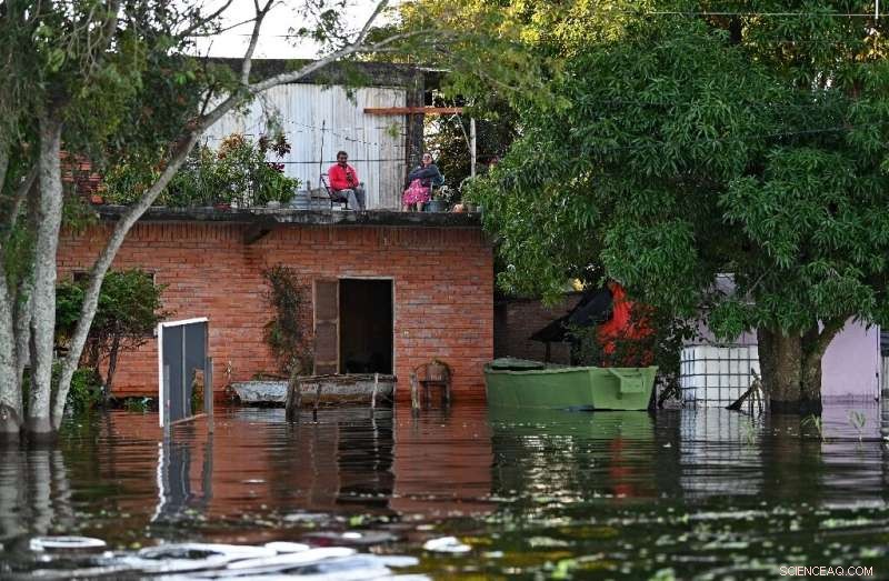Paraguay River Floods Prompt Mass Evacuation of Thousands