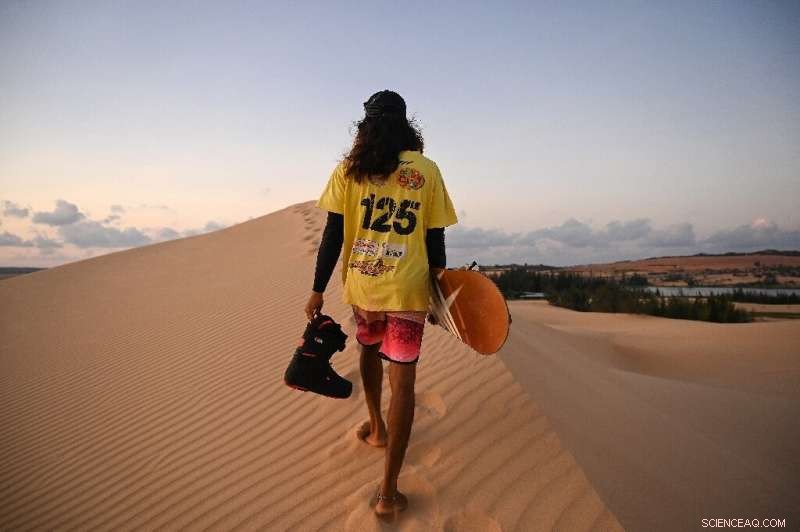 Vietnam s Sandboarding Prodigy: Nguyen Thai Binh Trains on Dunes