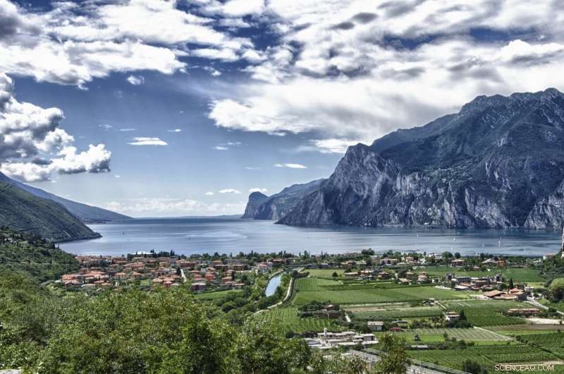 How Earth s Rotation Drives Water Movement in Lake Garda