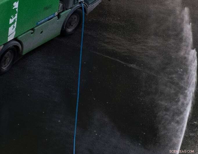 Heatwaves Turn Cities into Hot Islands: Understanding Urban Heat Sink Effects